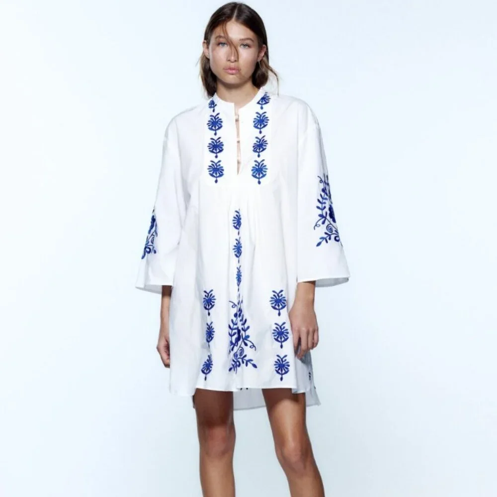zara white dress with blue embroidery | Dresses | Zara Tunic Style:Extra 5cm Features faux jewel button 44½ (EU) / 11½ (US) / 10½ (UK) pink! 💓💌